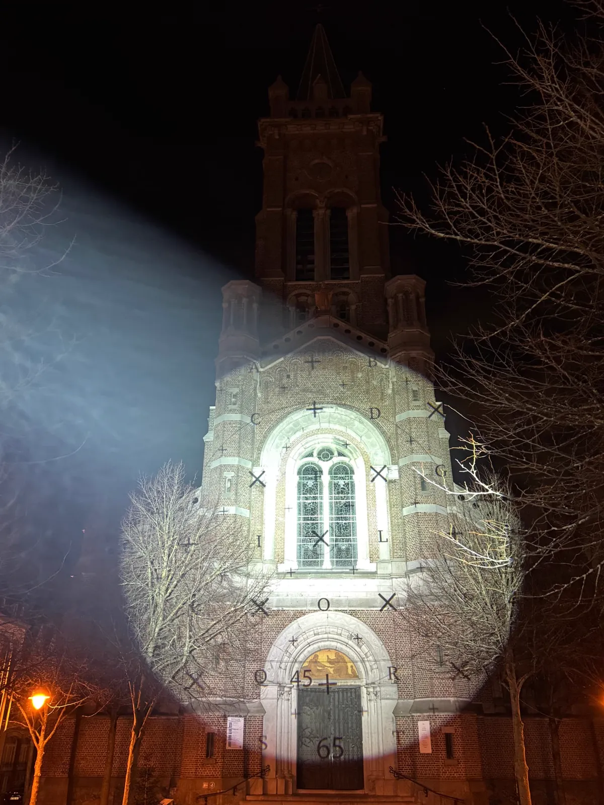 Testraster op de gevel van de Sint-Rochuskerk tijdens het afstellen van de projectie
