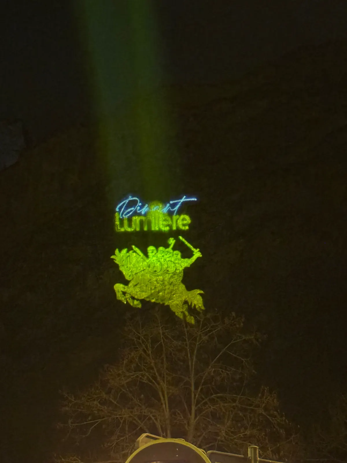Gobo-projectie van het Dinant Lumière-logo op een muur in Dinant