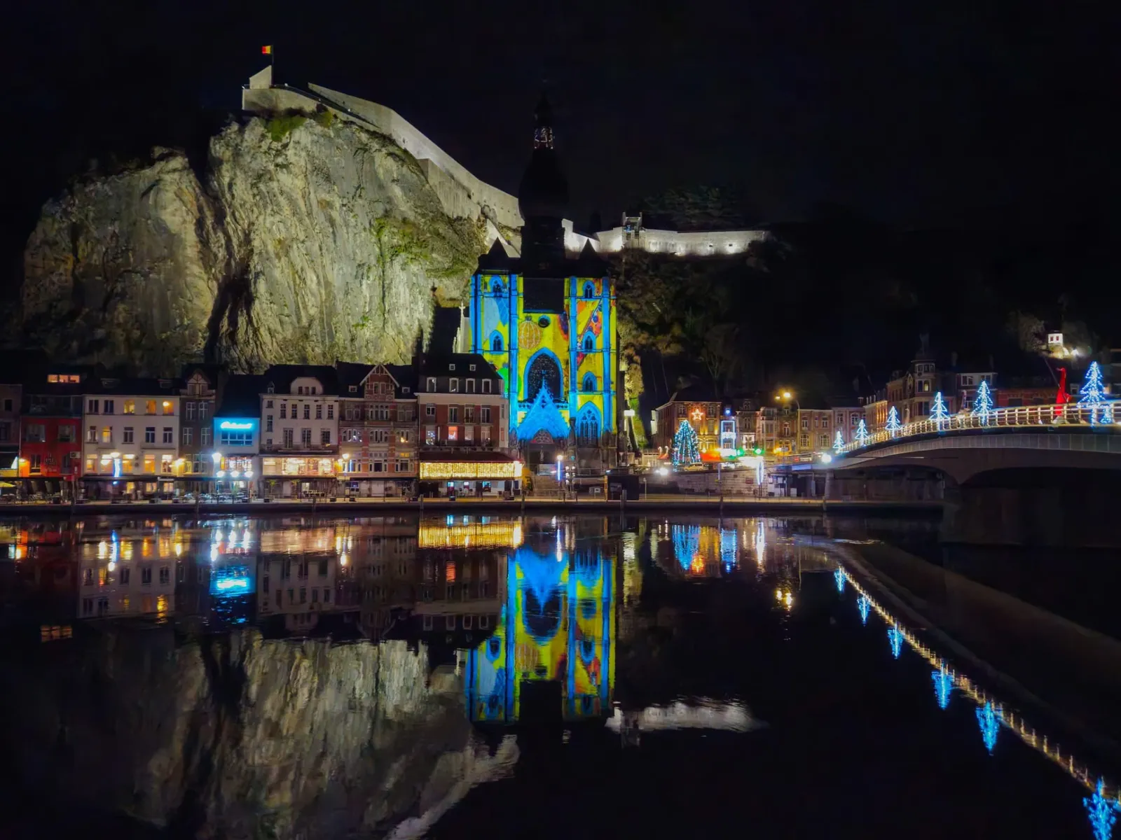Videomapping op de Collegiale van Dinant, weerspiegeld in de Maas