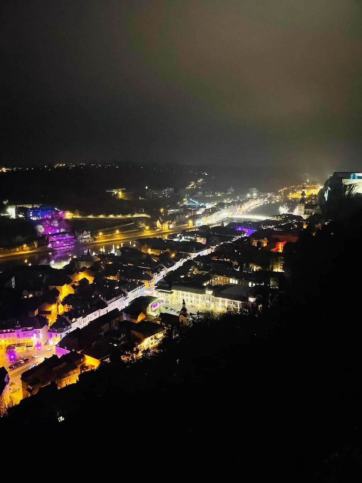 Nachtelijk panorama van Dinant tijdens Dinant Lumière, met lichtprojecties langs de Maas