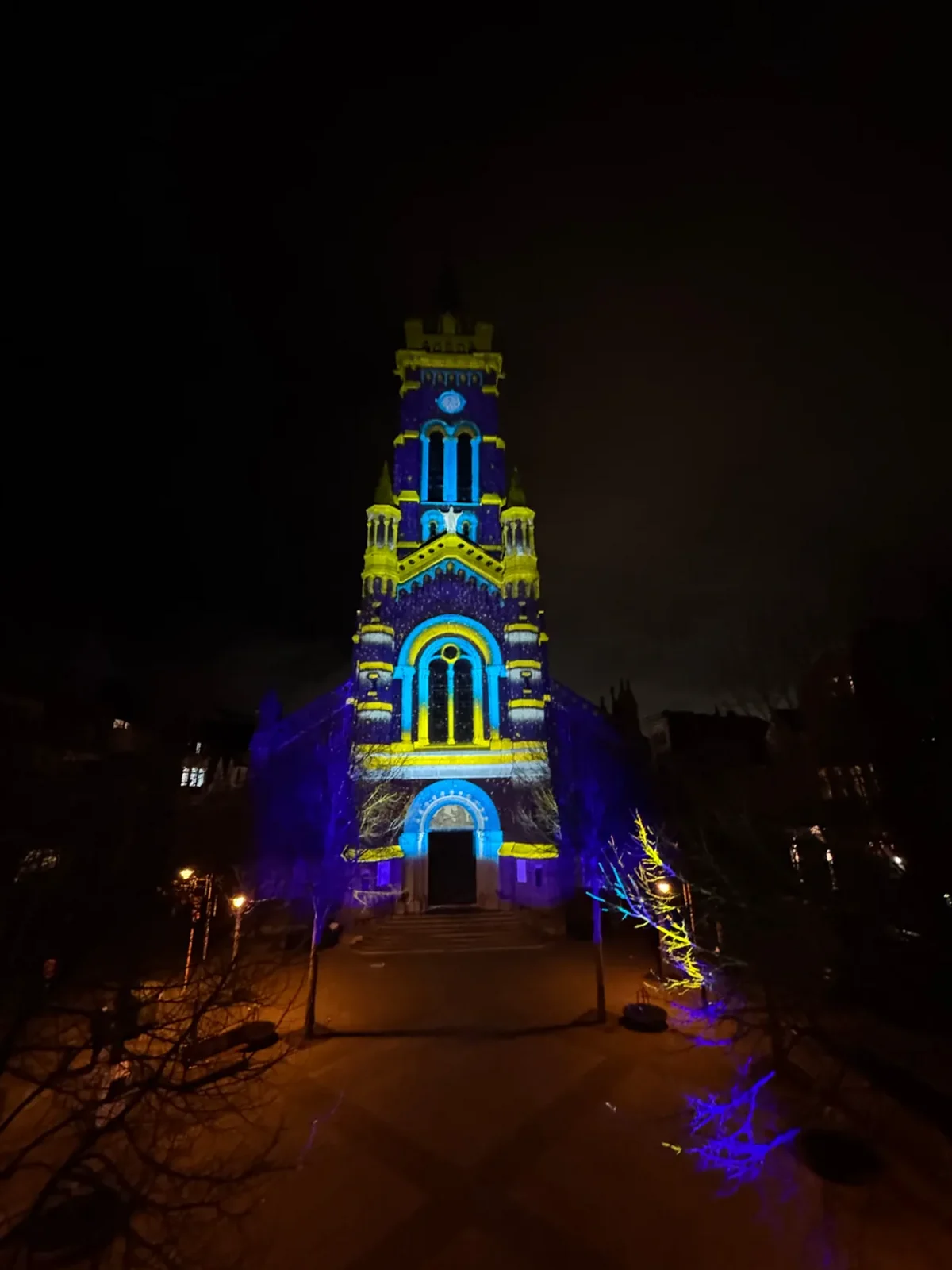 Sint-Rochuskerk in Blankenberge 's nachts met gobo mapping in blauw en geel en een sneeuweffect