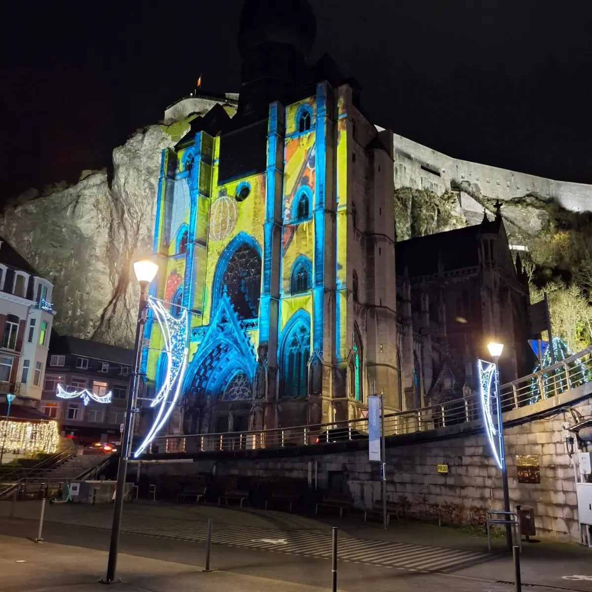 Gobo projectie in kleur op de Collegiale van Dinant tijdens Dinant Lumière